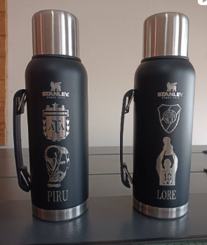 Termo de acero inoxidable con grabado de logo